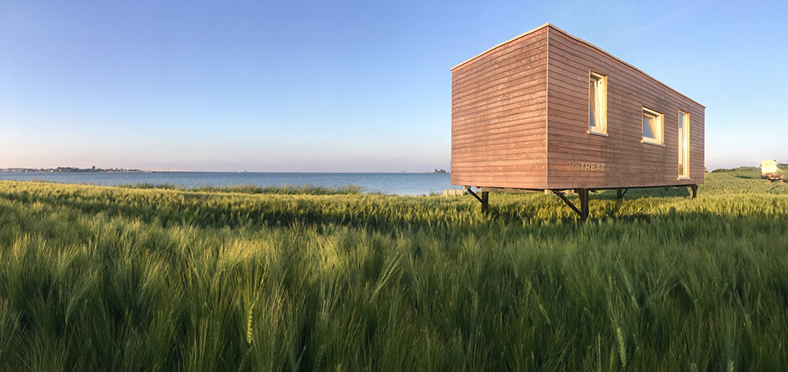 Ein Popup-Coworking-Container auf einem Feld an der Nordseeküste