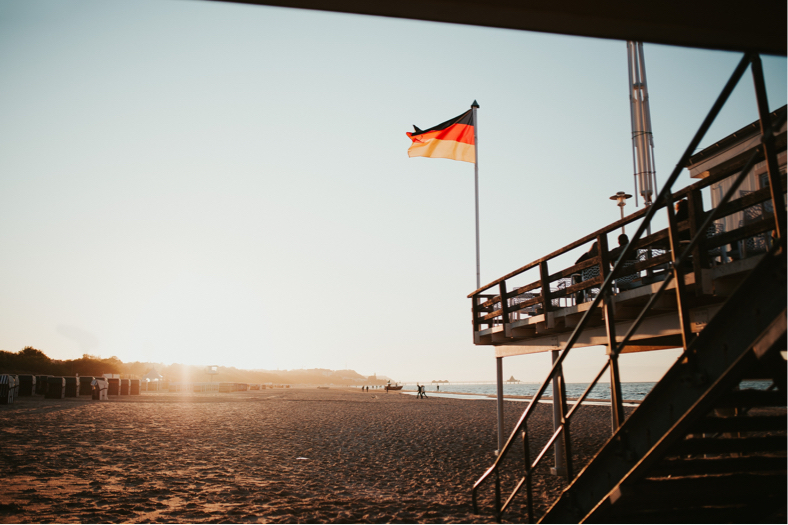 Rettungsschwimmer-Turm am Heringsdorfer Strand in der Abendsonne.