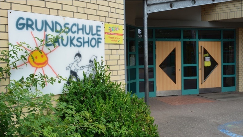 Der Eingangsbereich der Grundschule Laukshof
