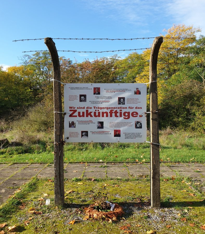 Eine Gedenktafel mit Fotos und Texten über das ehemalige KZ-Außenlager