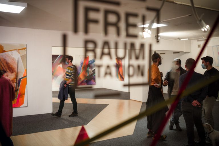 Menschen bei einer Ausstellung in der FreiRaumStation Homberg