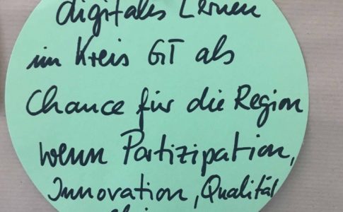 Ein Notizzettel mit der Aufschrift “digitales Lernen im Kreis GT als Chance für die Region” hängt an einer Pinnwand