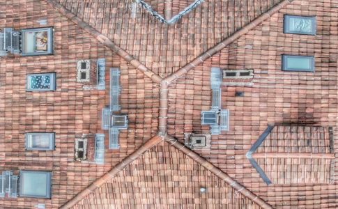 Sicht auf das Ziegeldach eines Wohnhauses, aufgenommen mithilfe einer Drohne