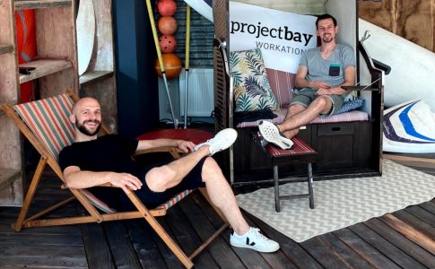 Gründer Hannes Trettin in einem Liegestuhl auf dem Gelände des Coworking-Spaces Project Bay.