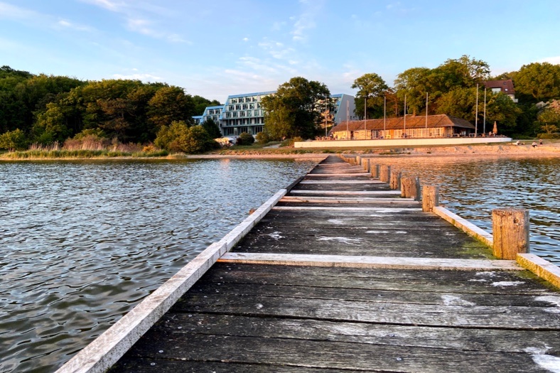 Ansicht des Strandes von Lietzow auf Rügen mit Blick auf den Coworking-Space Project Bay.)