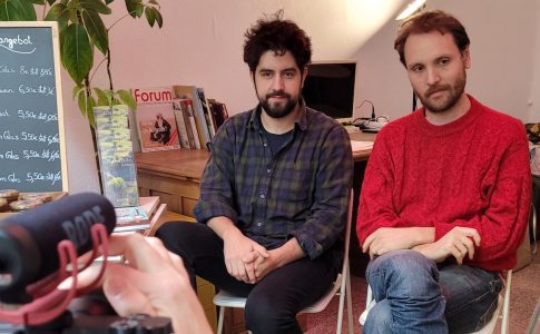 Das Foto zeigt Michael Naurutschat und Adrien Gini von „Meine kleine Farm“ während des Videodrehs. Im Vordergrund ist im Anschnitt eine Kamera mit Mikrofon zu sehen.