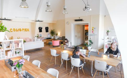 Frauen arbeiten in einem hellen Coworking-Space.