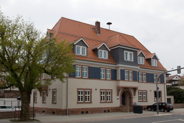 Außenansicht des Finanzamts in Fürth im Odenwald.