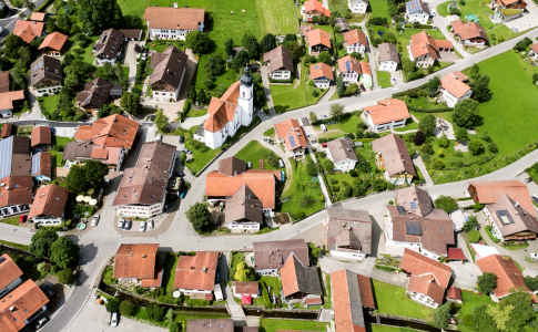 Luftaufnahme eines Dorfes in Bayern