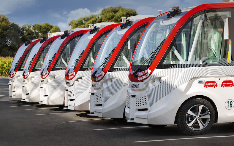 eine Reihe weiß-roter Kleinbusse der Shuttle-Modellregion Oberfranken