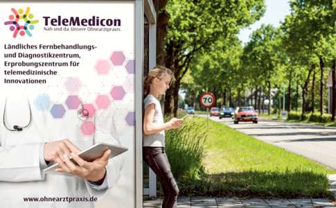 Ein Mädchen steht an einer Bushaltestelle, an der ein Plakat für die OhneArztPraxis wirbt.