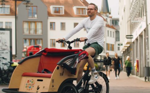 Simon Jegelka fährt mit einer Fahrradrikscha.