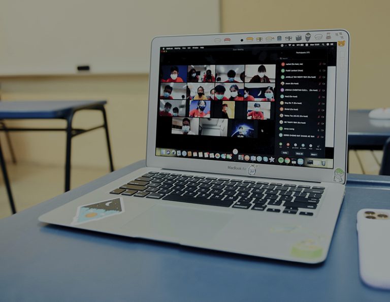 Ein offener Laptop, der eine Videokonferenz mit anderen zeigt.