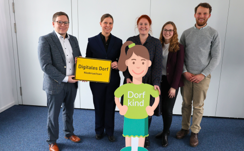 Gruppenbild mit Sven Theobald (Fraunhofer IESE), Wiebke Osigus (Regionalministerin), Carola Croll, Svenja Mink, Elias Kreuzinger (Stiftung Digitale Chancen)