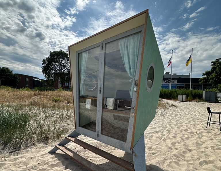 Abgeschlossener Strandkorb auf dem Strand und Detailbild des digitalen Schlosses