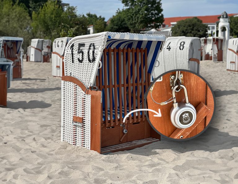 Abgeschlossener Strandkorb auf dem Strand und Detailbild des digitalen Schlosses