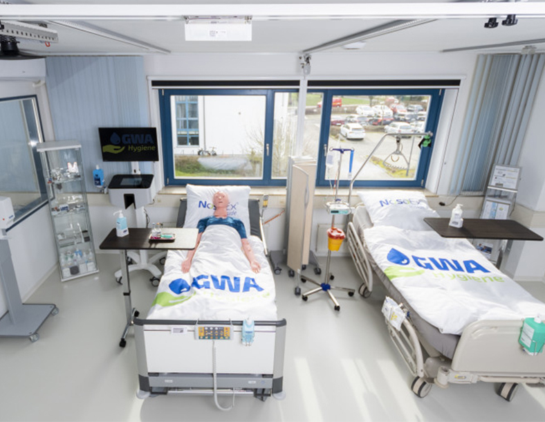 Ein Krankenhauszimmer mit zwei Betten.