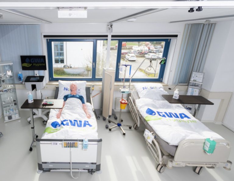 Krankenhauszimmer mit zwei Betten