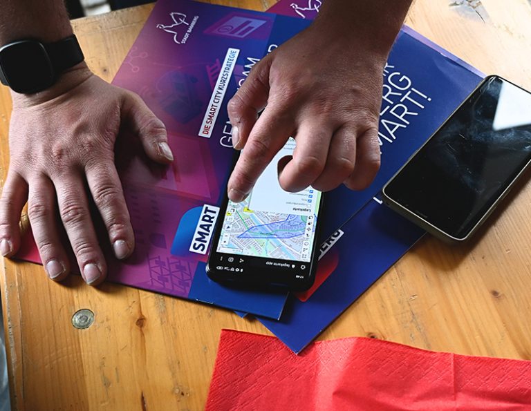 Ein Smartphone, das auf einem Tisch liegt, zeigt eine Karte.