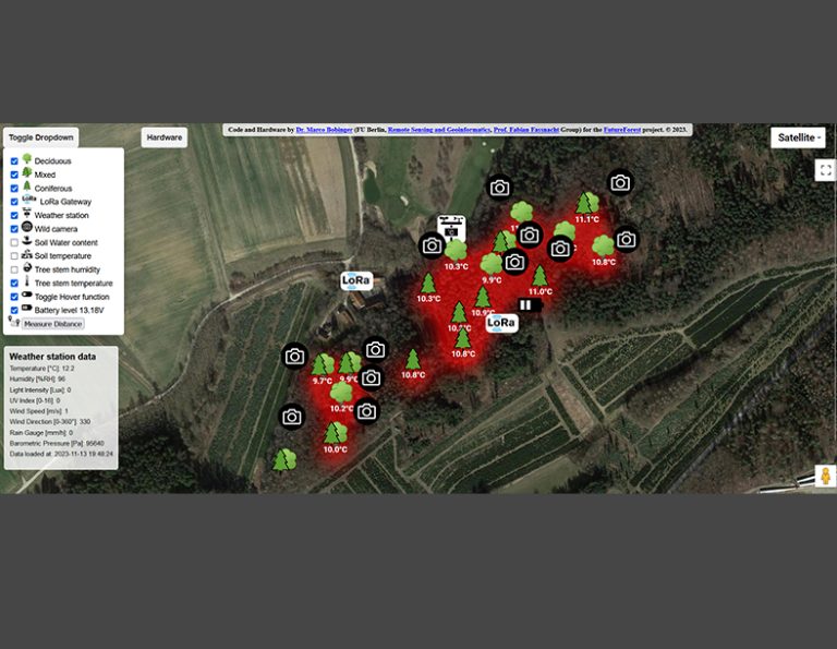 Satellitenbild eines Waldabschnitts mit Hinweisen zur Datenerfassung unter anderem über Kameras und LoRaWAN-Stationen