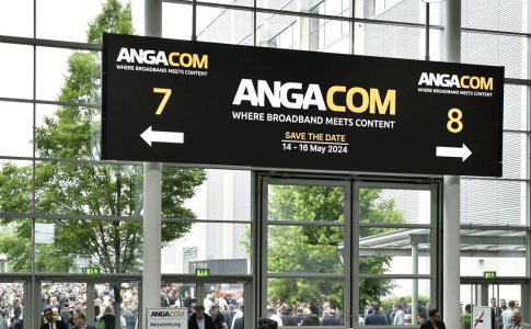 Schild der AngaCom vor vielen Menschen