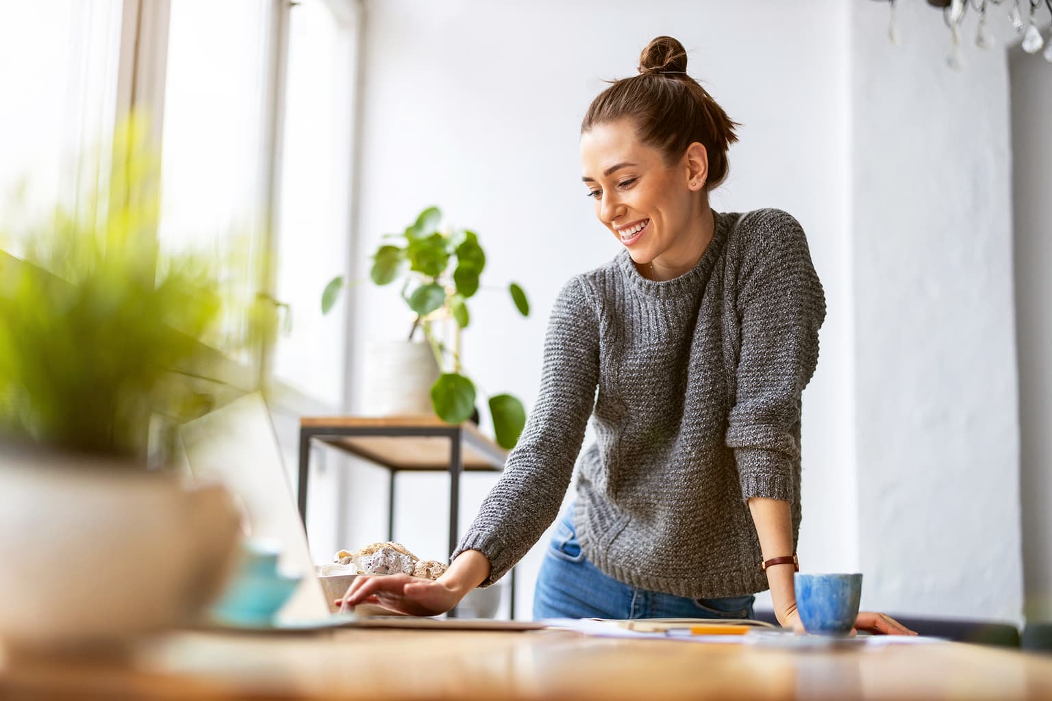 Partnerschaft Affiliate - Frau arbeitet stehend am Laptop