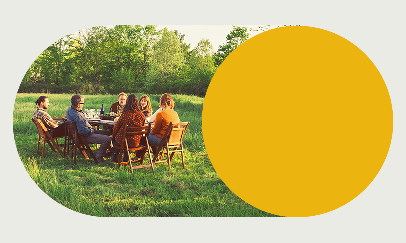 Digitales Bürgernetz, Freunde sitzen an einem Tisch auf dem Feld